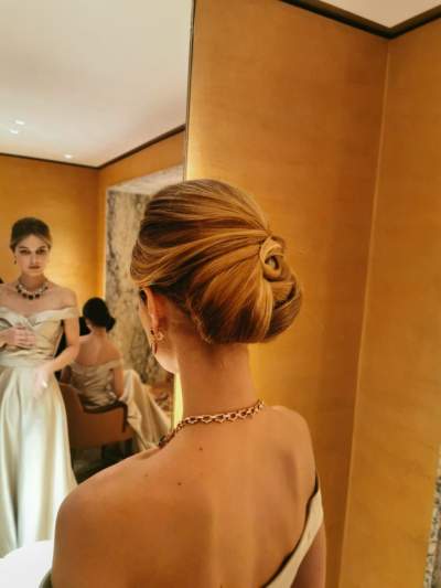 Femme portant une robe de soirée avec mise en avant de son chignon.