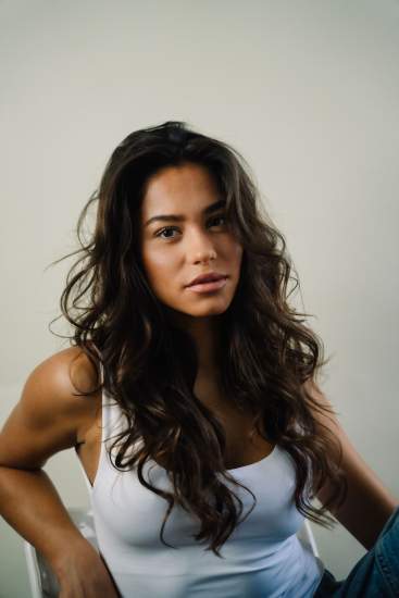 Salon de coiffure - portrait d'une femme aux cheveux ondulés