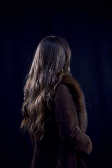 Salon de coiffure - femme de dos avec des cheveux longs et ondulés